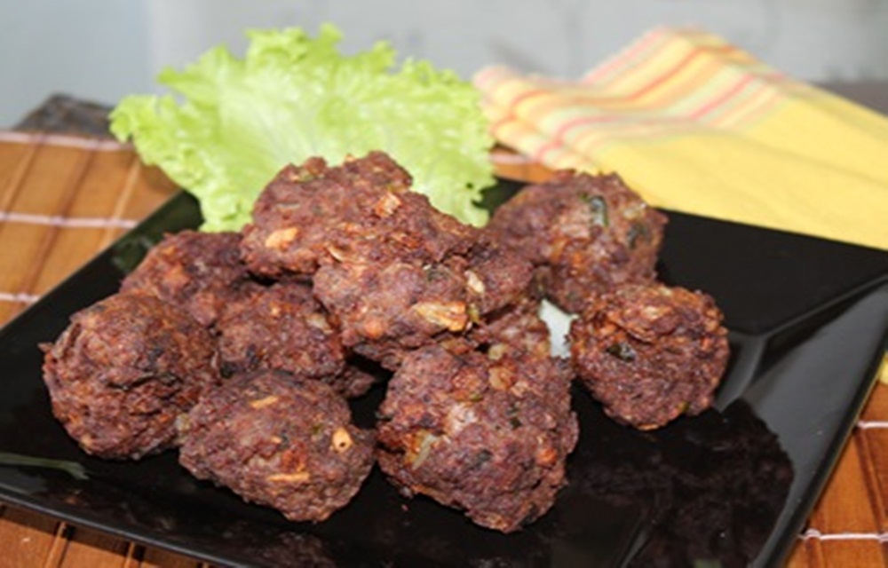 Ir para  <ul>
	<li>1/2 kg de carne mo&iacute;da;</li>
	<li>3 colheres (sopa) de farinha de trigo;</li>
	<li>Cebola;</li>
	<li>Alho;</li>
	<li>1 ovo;</li>
	<li>temperos a...